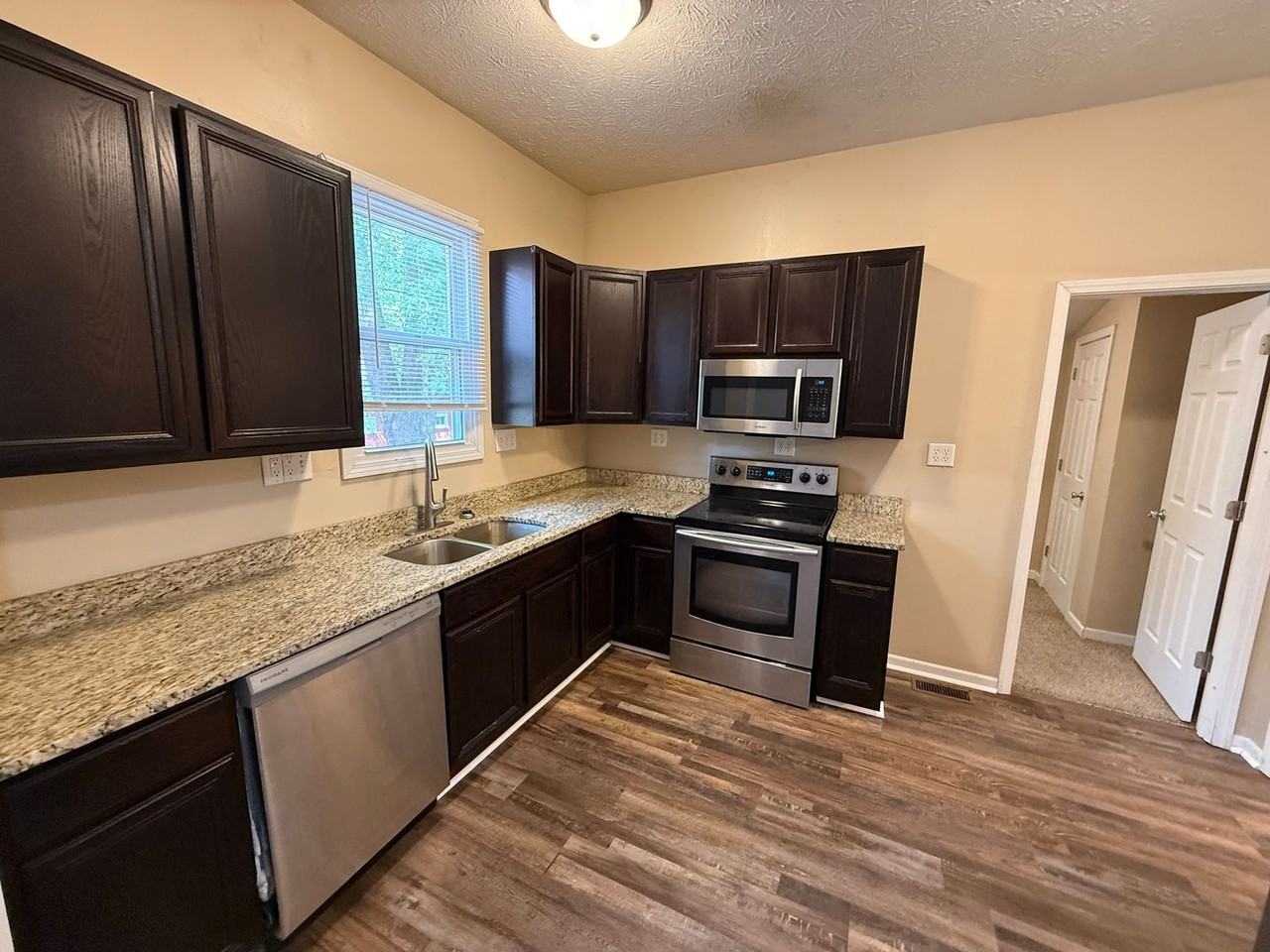 208 W Stadium Ave - Photo 6 of 11