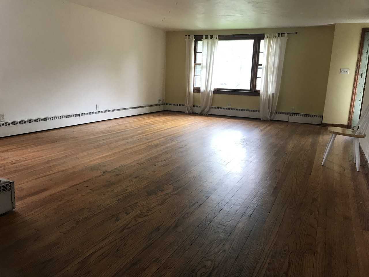 329 Pearl St - Photo 2 of 7