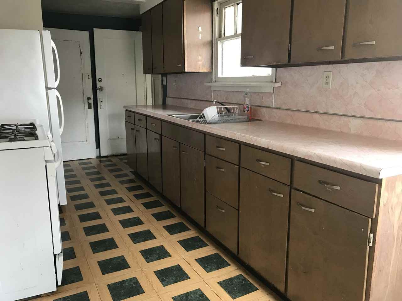 329 Pearl St - Photo 4 of 7