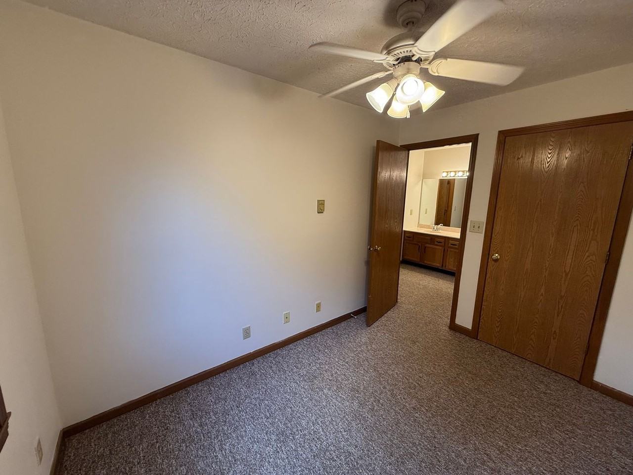 Leslie Manor Apartments - Photo 6 of 21