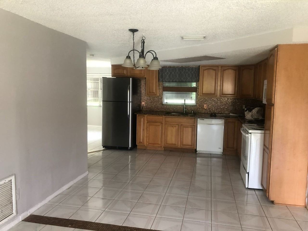 9411 Ledgestone Ln - Photo 7 of 11