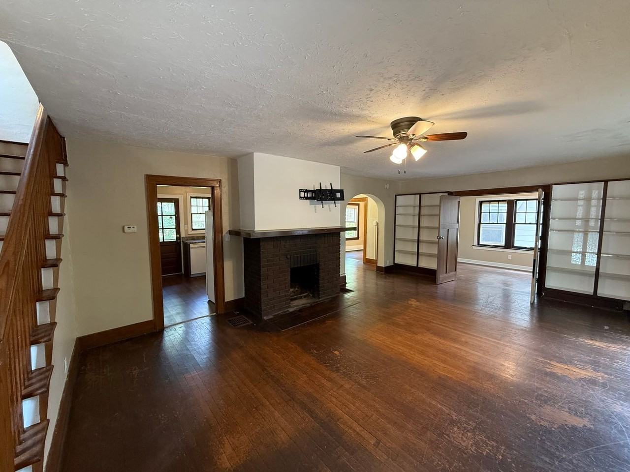 146 E Stadium Ave - Photo 2 of 14