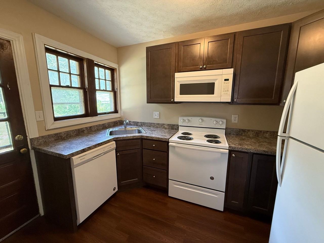 146 E Stadium Ave - Photo 3 of 14
