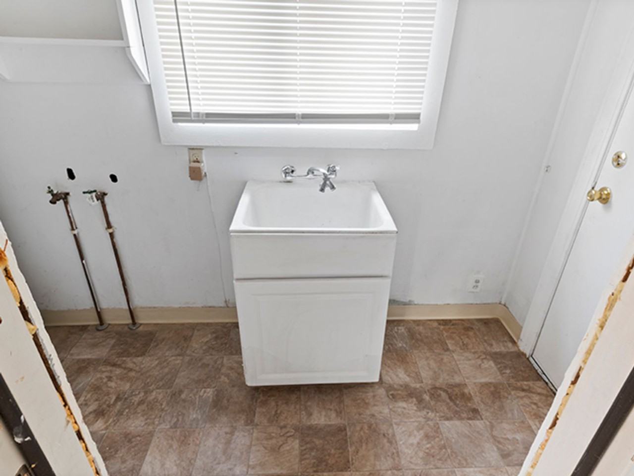 5549 Harvey Ave - Photo 2 of 8