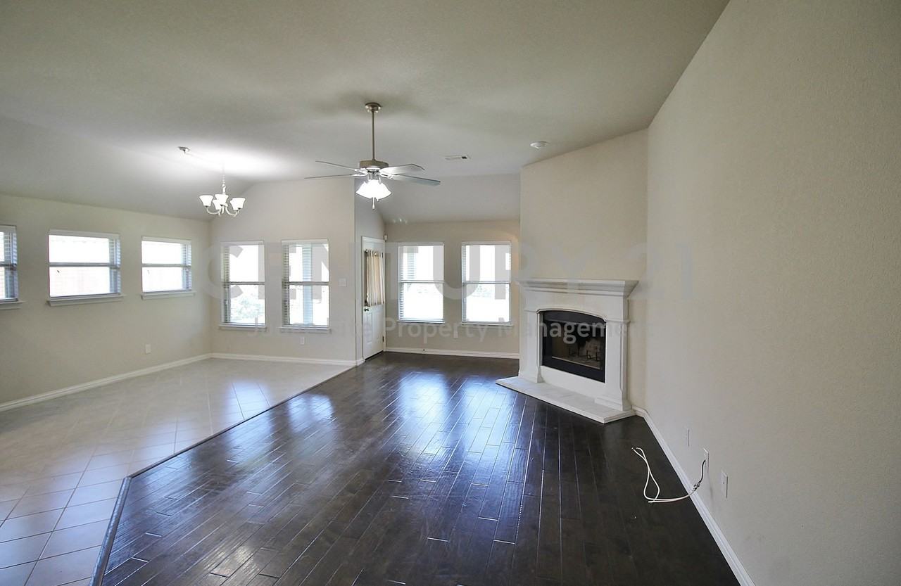 1804 Jupiter Ln - Photo 2 of 11
