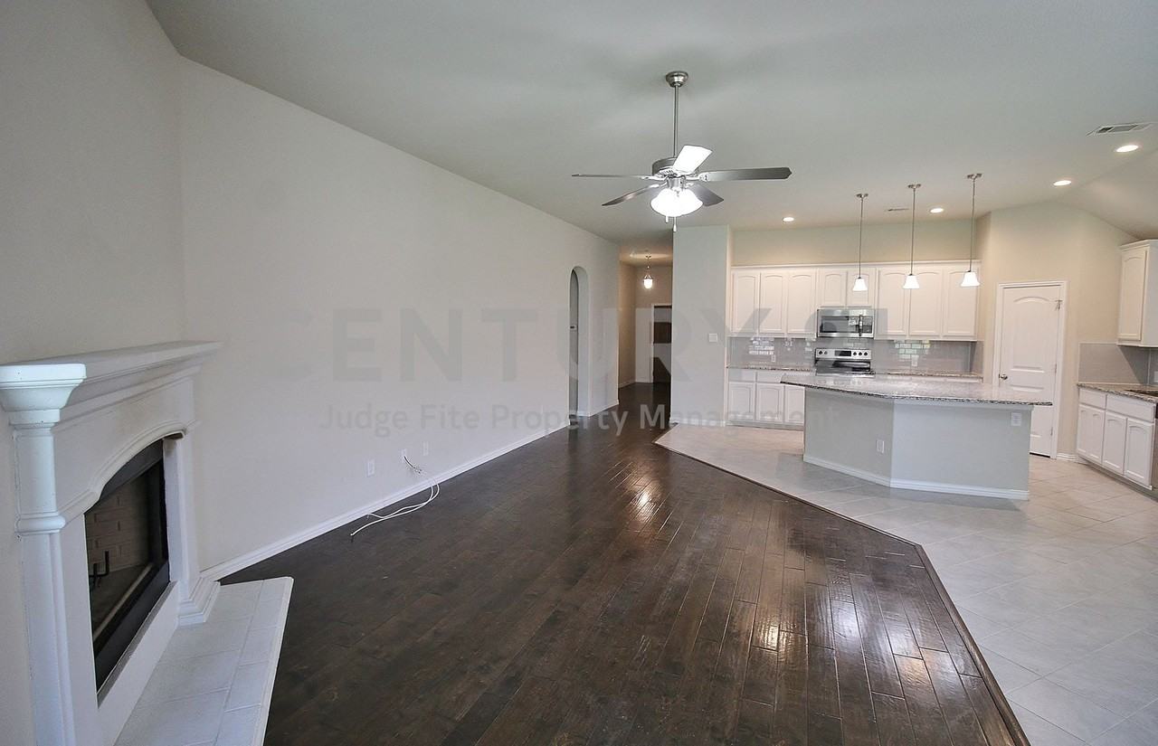 1804 Jupiter Ln - Photo 3 of 11