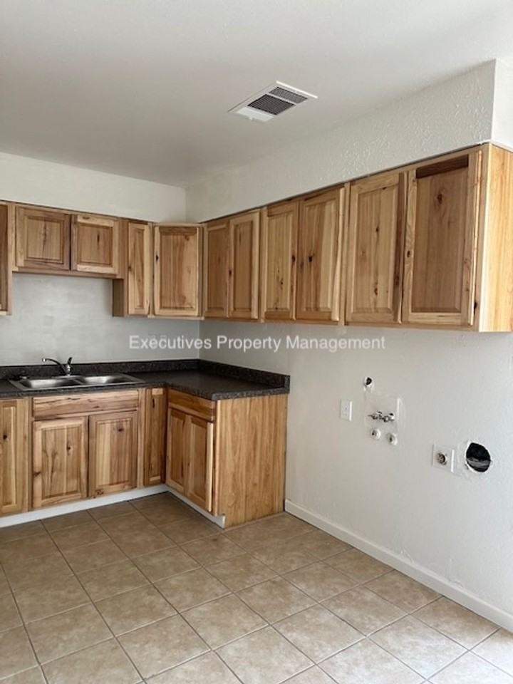 1200 Kings Ave - Photo 3 of 10