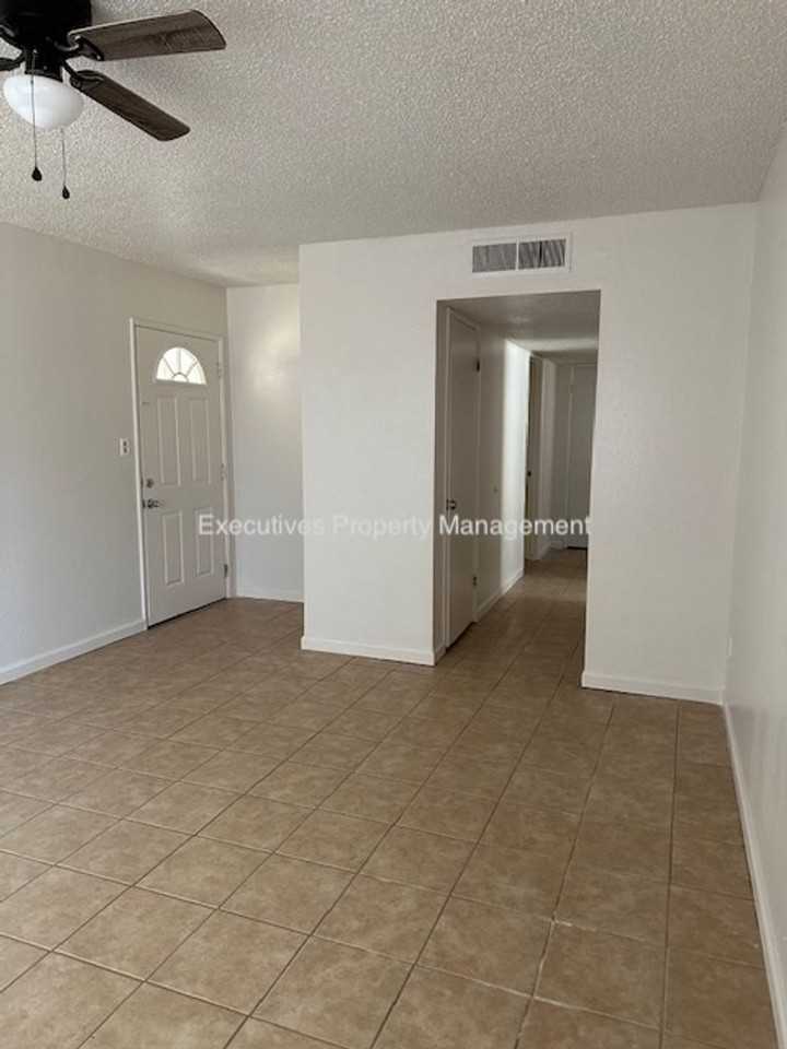 1200 Kings Ave - Photo 4 of 10