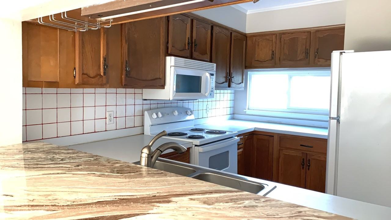 1701 Yaupon Dr #F - Photo 2 of 13