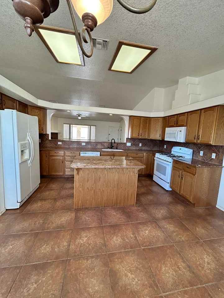 1821 Ambassador Dr - Photo 6 of 36
