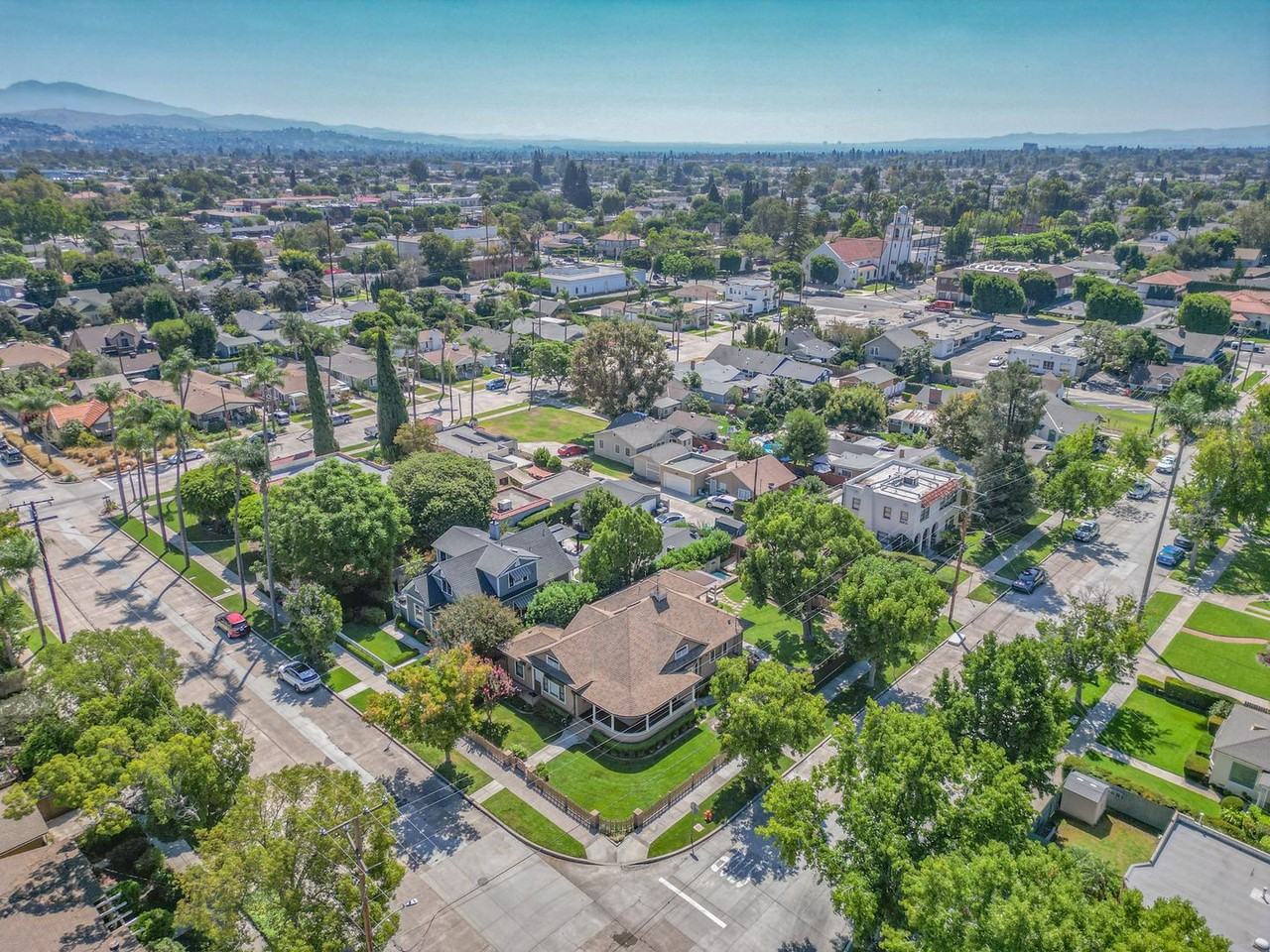 704 E Maple Ave - Photo 4 of 50