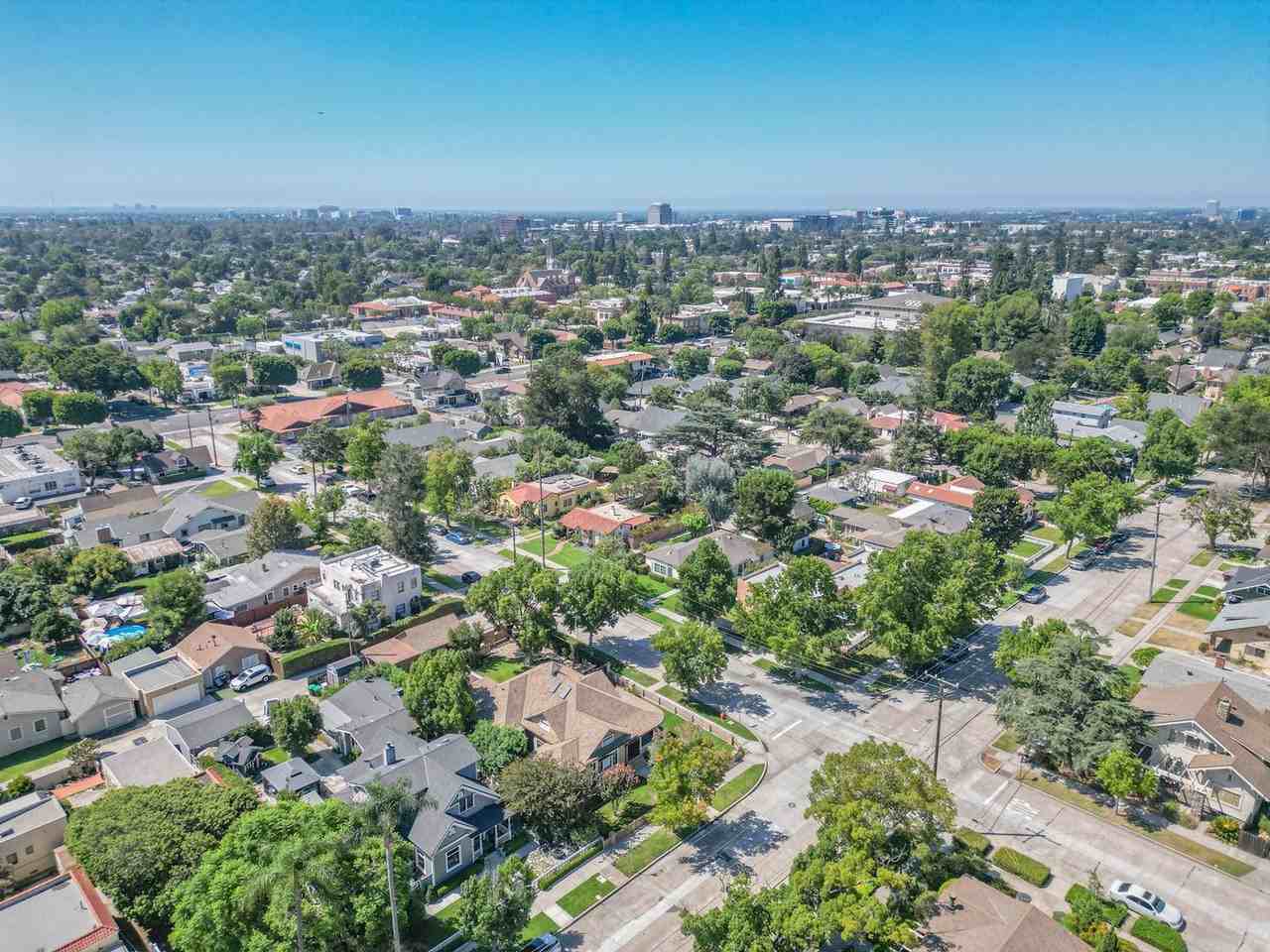 704 E Maple Ave - Photo 5 of 50