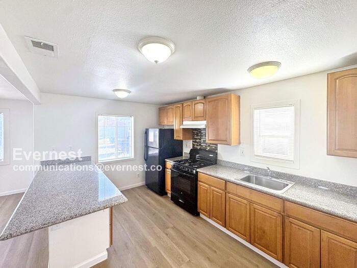1337 California Ave - Photo 2 of 24