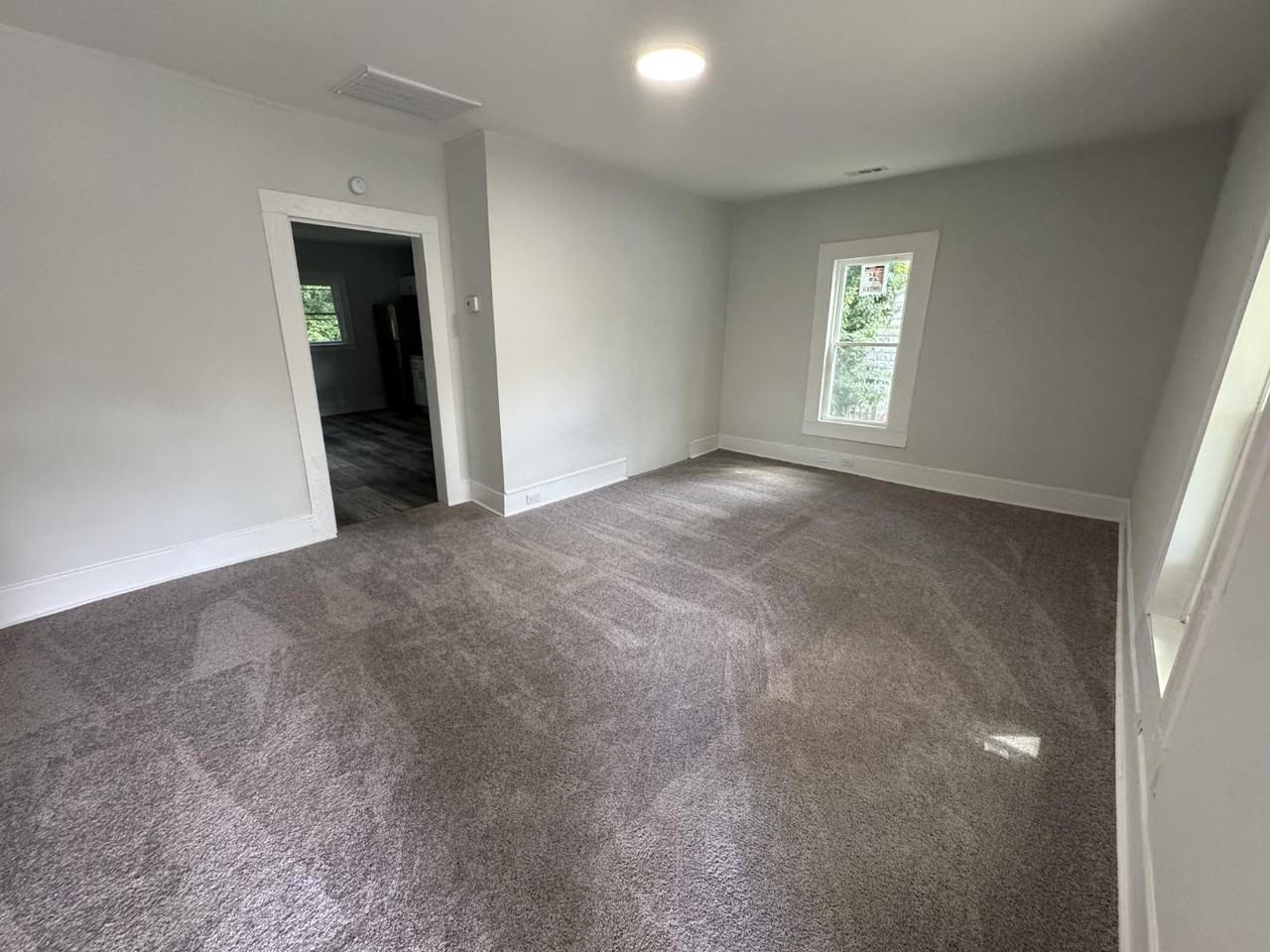 919 Randolph St - Photo 5 of 12