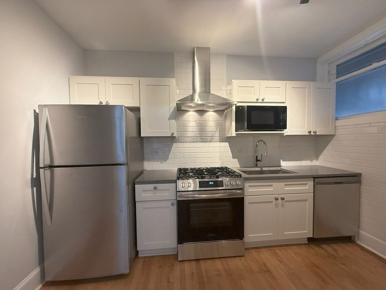 Beautiful Vintage Apartments Near Downtown Evanston - Photo 3 of 18