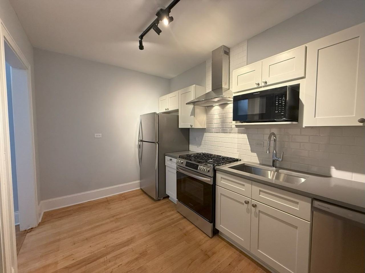 Beautiful Vintage Apartments Near Downtown Evanston - Photo 4 of 18