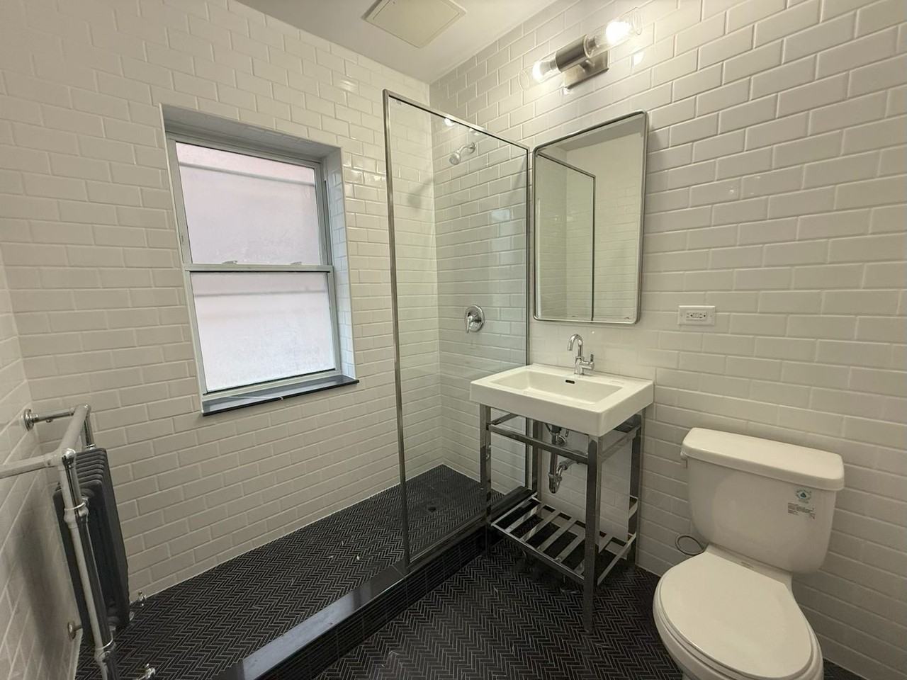 Beautiful Vintage Apartments Near Downtown Evanston - Photo 6 of 18