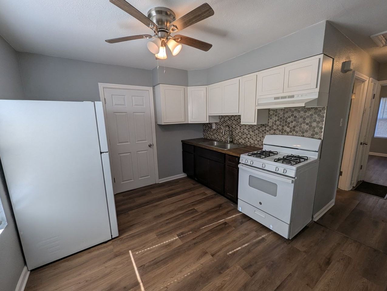 8000 Aline Ave - Photo 3 of 31