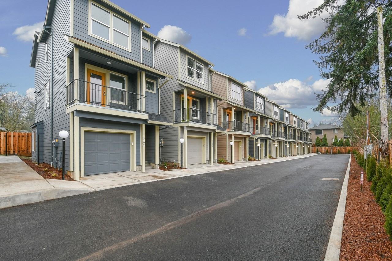 13198 Ne Glisan St - Photo 4 of 34