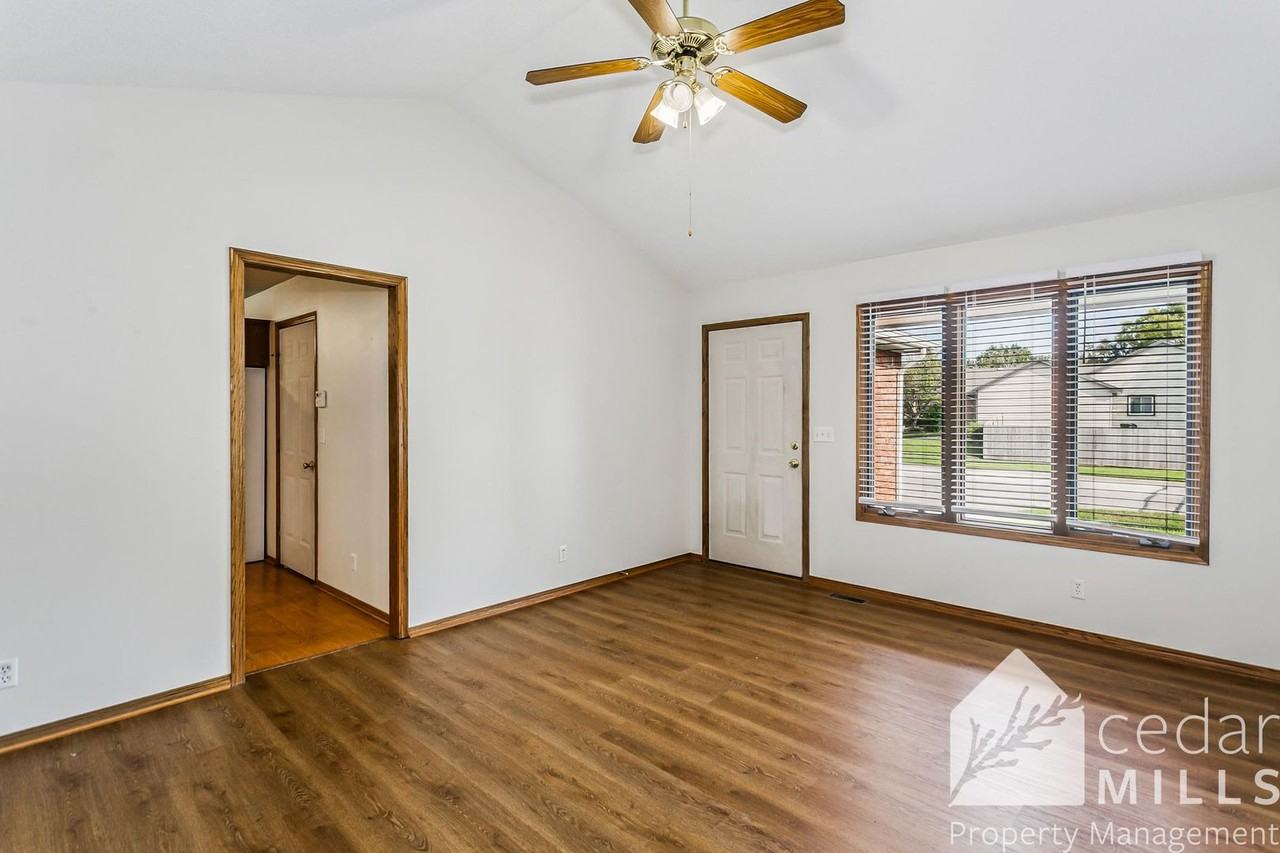 10603 W Douglas Ave - Photo 3 of 15