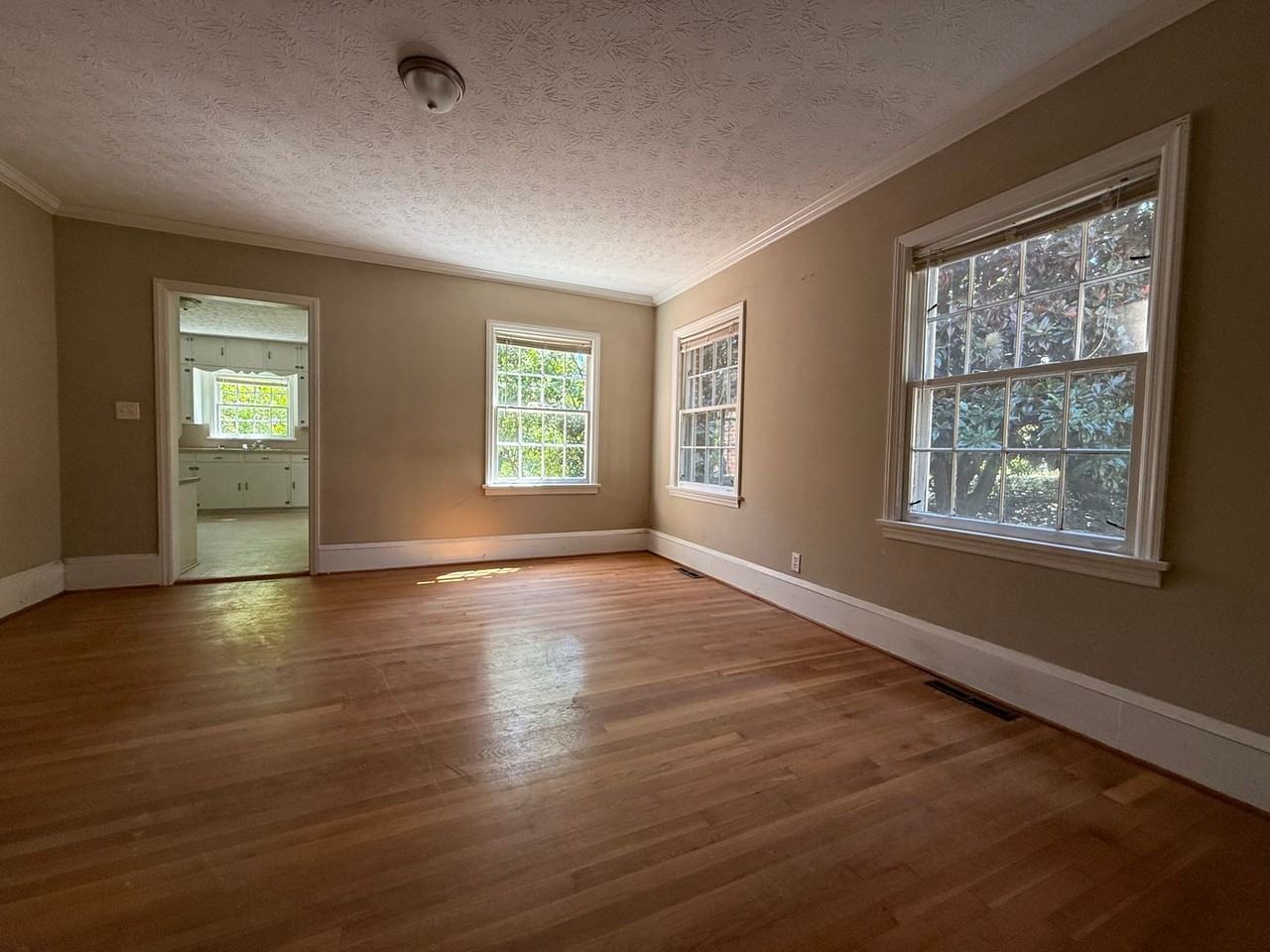 220 Woodside Dr - Photo 3 of 12