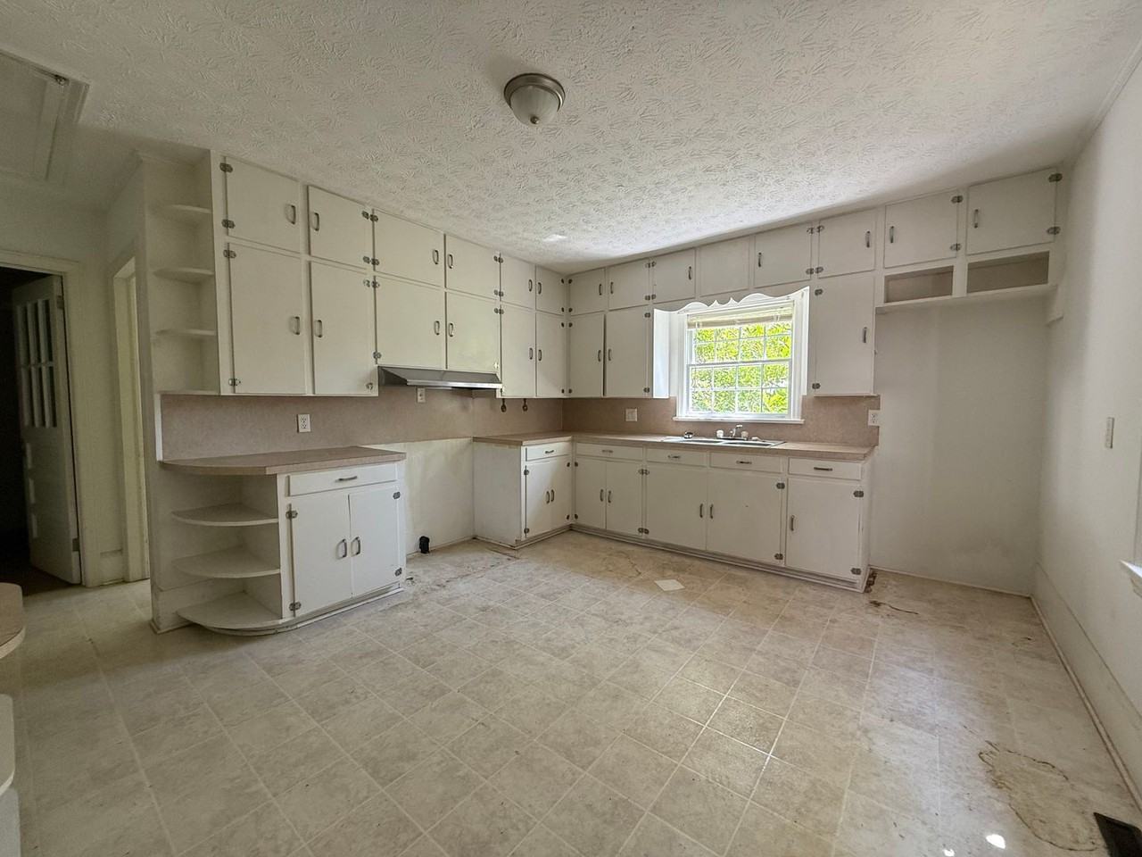 220 Woodside Dr - Photo 4 of 12