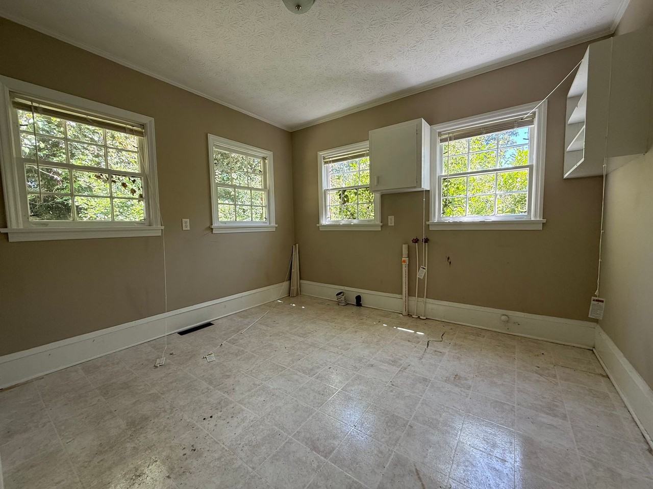 220 Woodside Dr - Photo 6 of 12