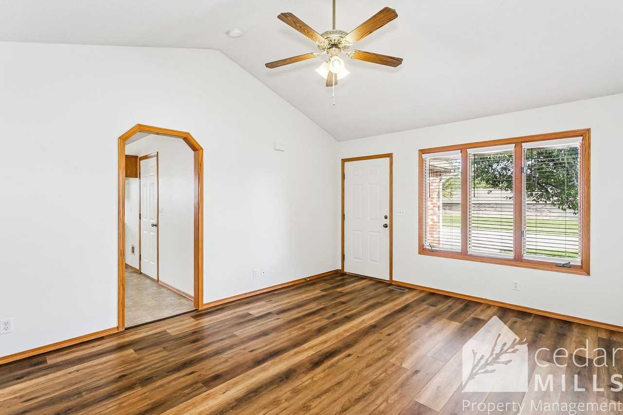 10505 W Douglas Ave - Photo 2 of 15