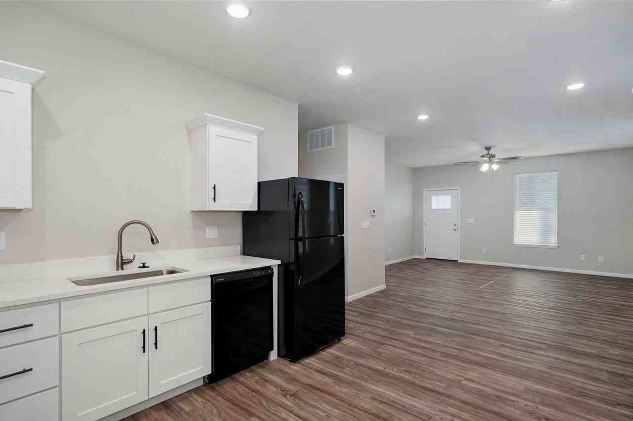 Roza Plaza North - Photo 7 of 18