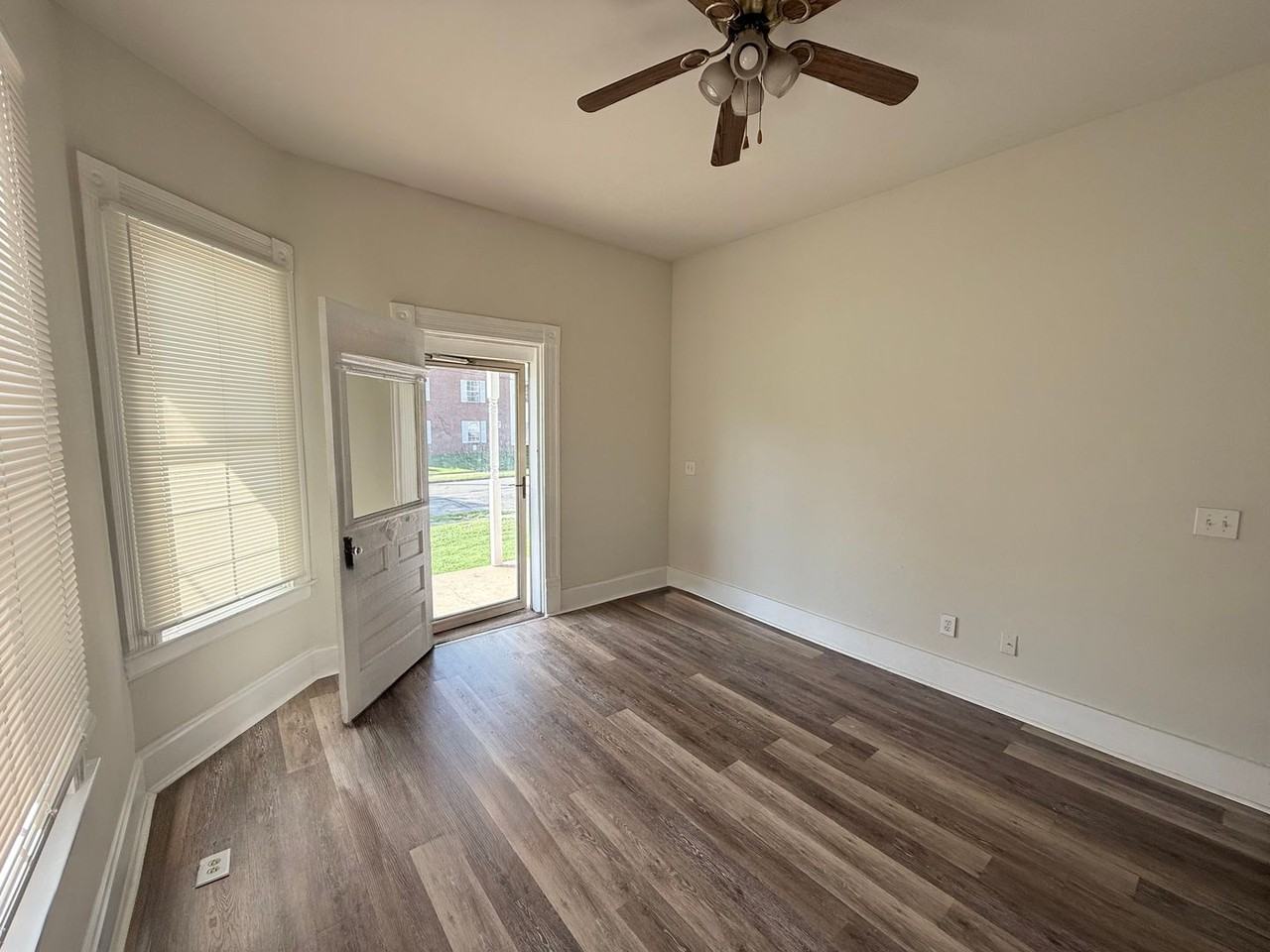 243 Lexington Ave - Photo 4 of 30