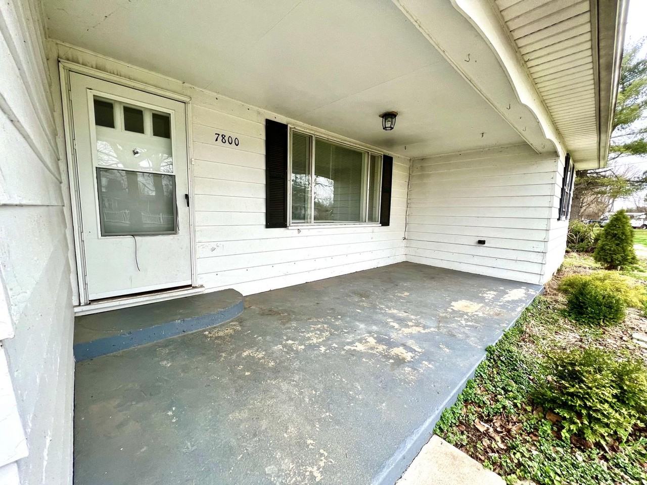 7800 Lyn Dr - Photo 3 of 18