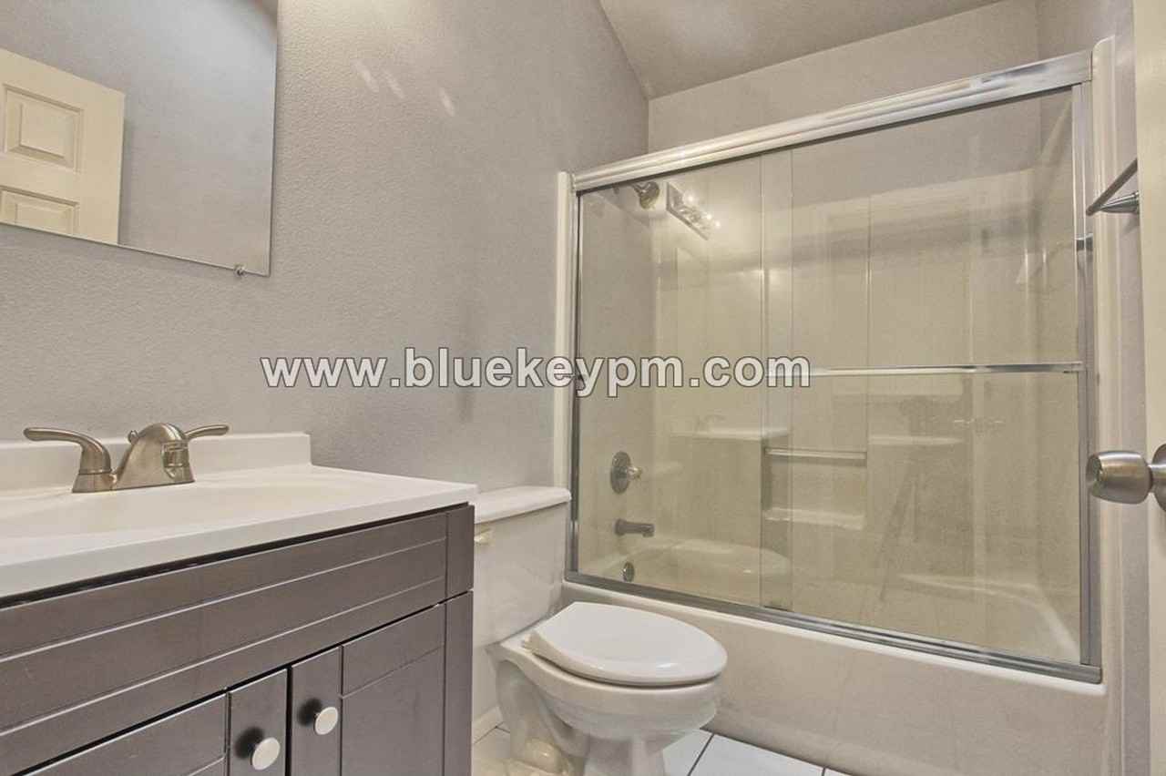 6211 South Virginia Avenue - Photo 3 of 11