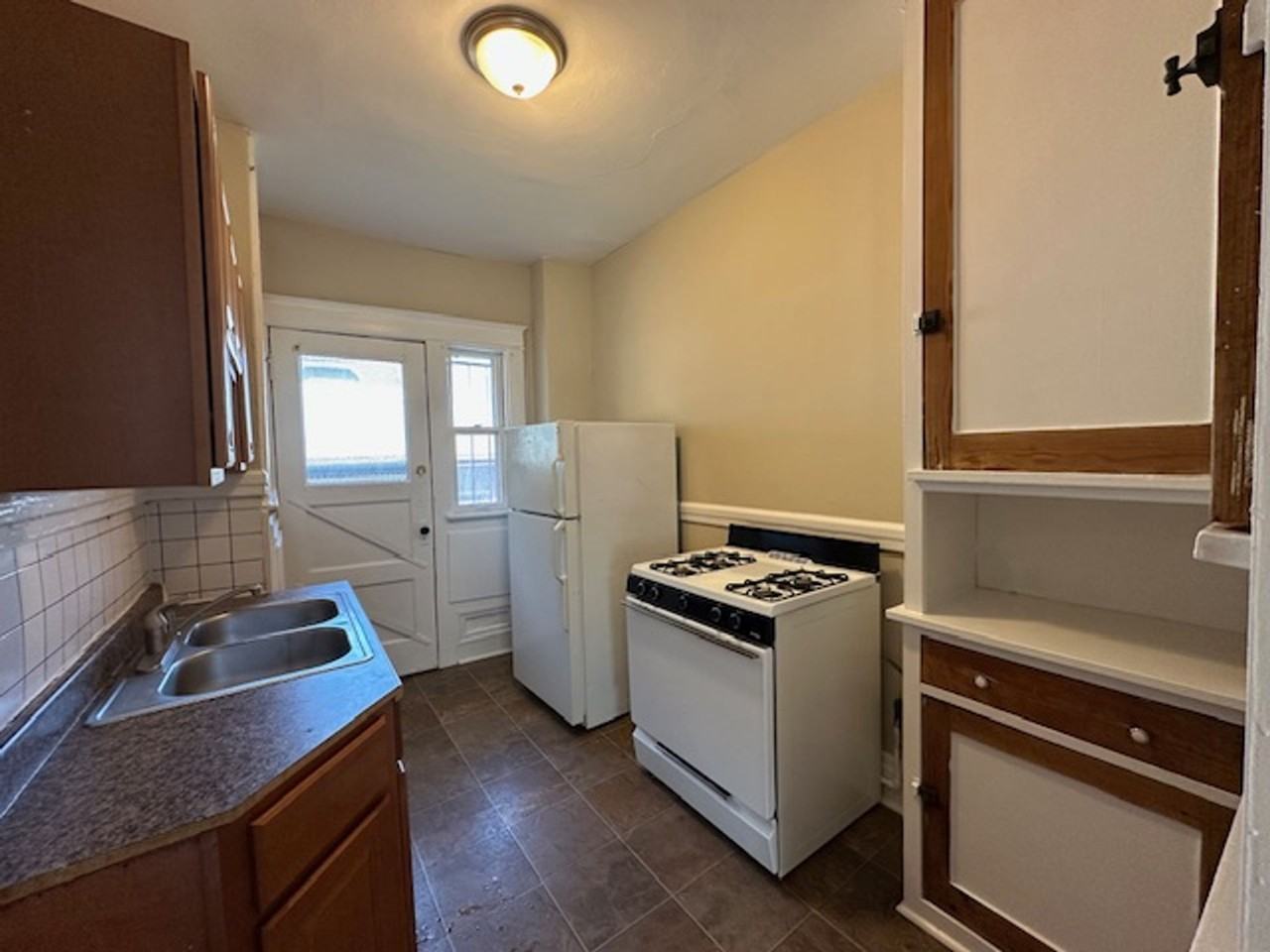Freshly Renovated 2BR Garden Apartment Near UWM $1,350/mo – Heat + Parking Included - Photo 7 of 8