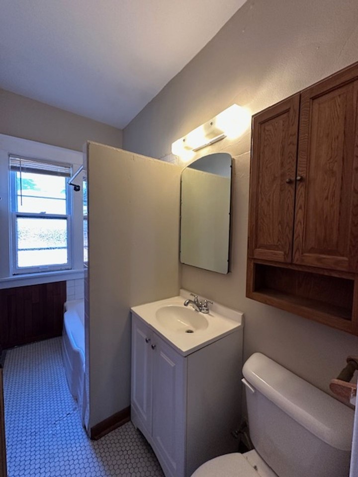 Freshly Renovated 2BR Garden Apartment Near UWM $1,350/mo – Heat Included - Photo 7 of 8