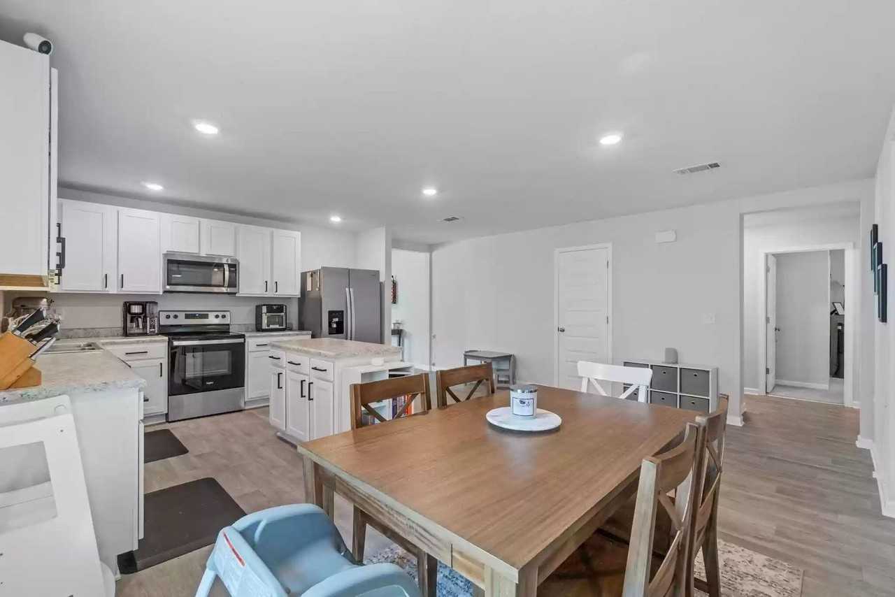 82 American Court - Photo 3 of 47