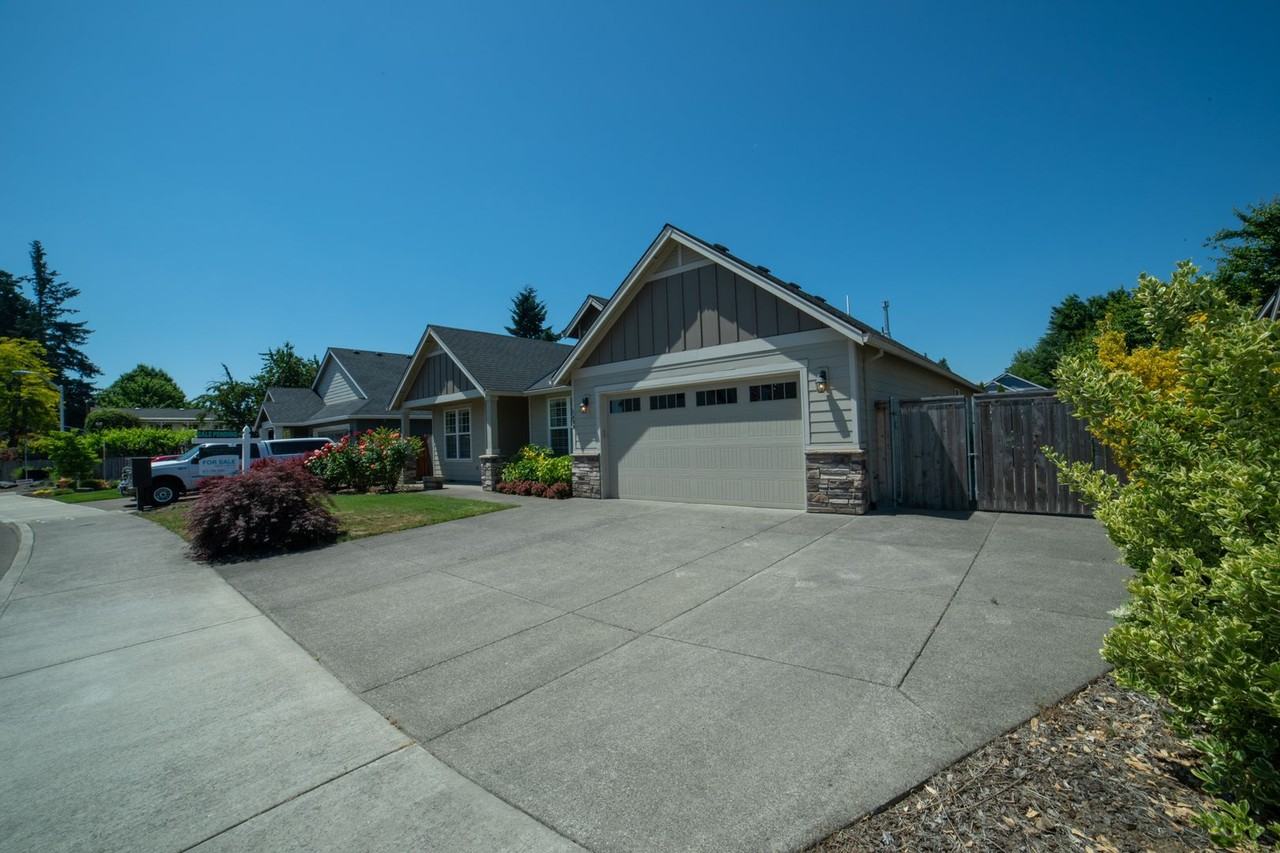 1499 N Oak St - Photo 3 of 32