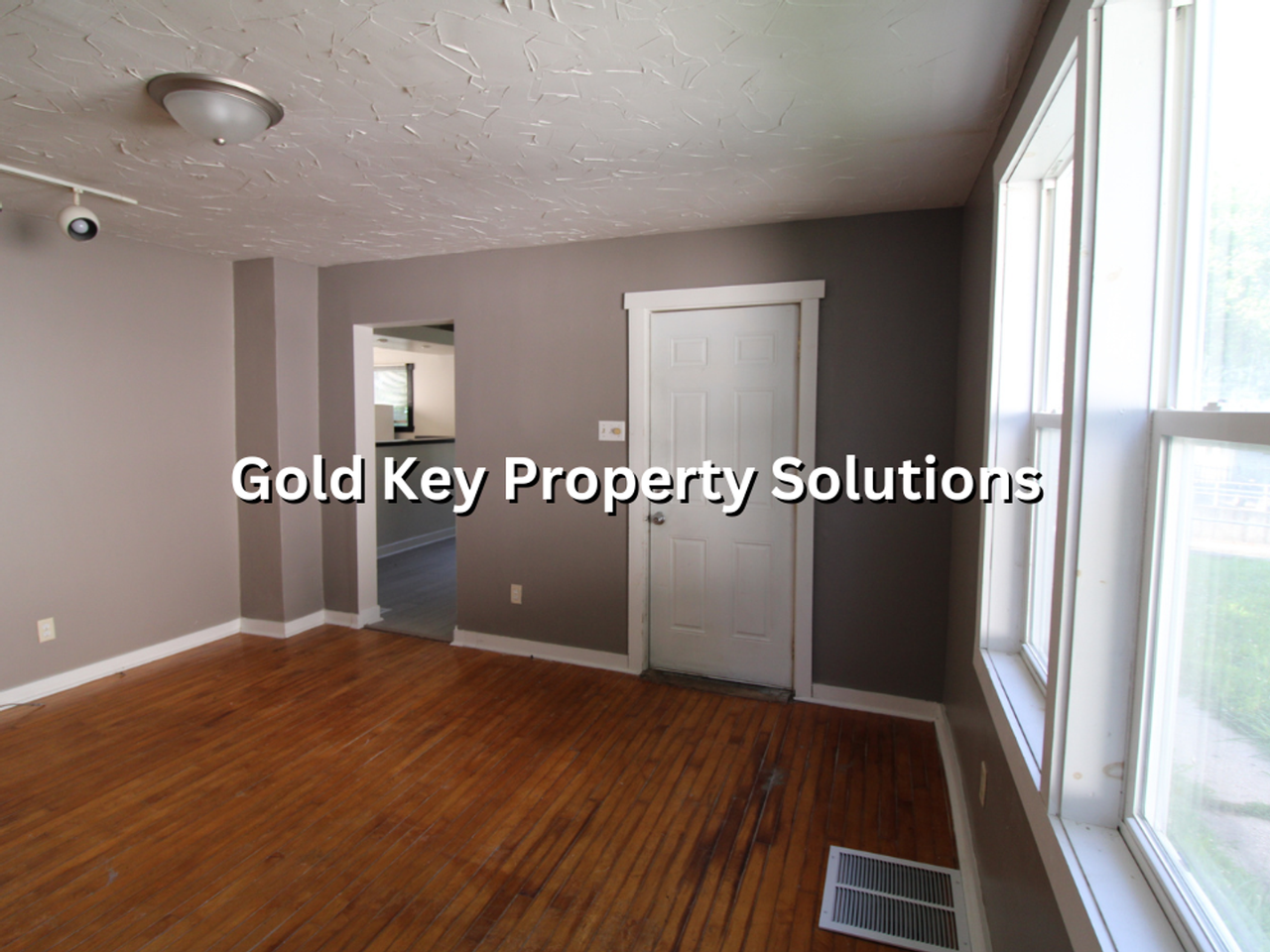 706 University Blvd - Photo 4 of 18
