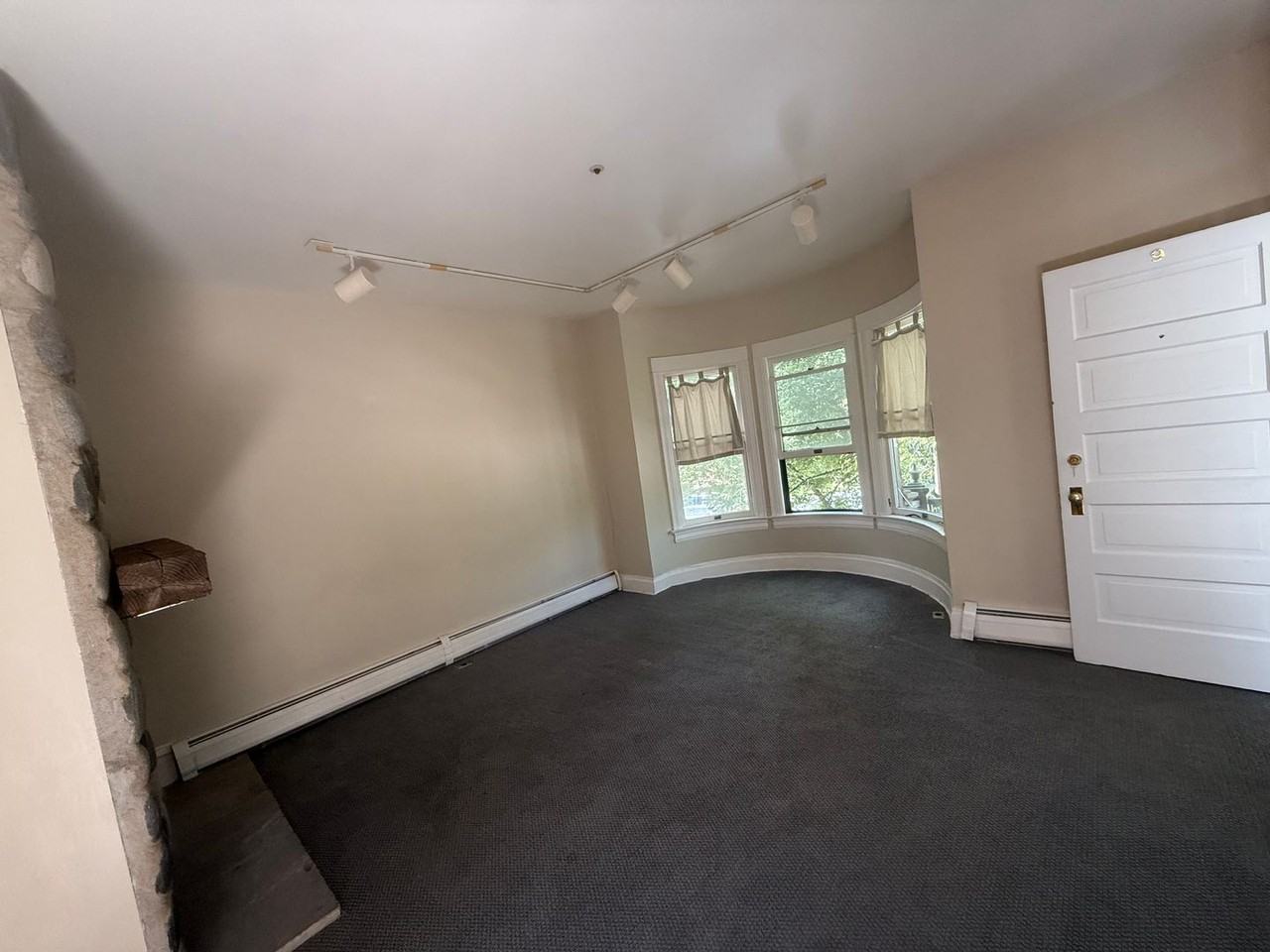 1042 Spruce St #9 - Photo 3 of 16