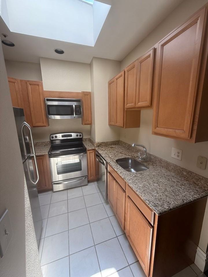 1042 Spruce St #9 - Photo 5 of 16