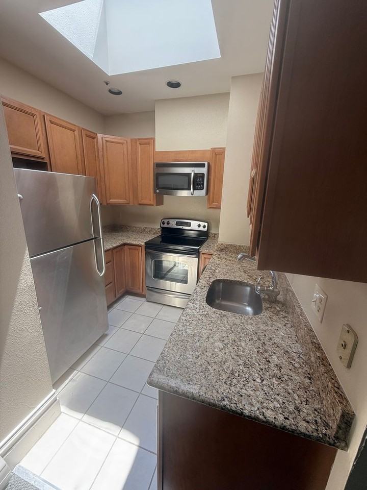 1042 Spruce St #9 - Photo 6 of 16