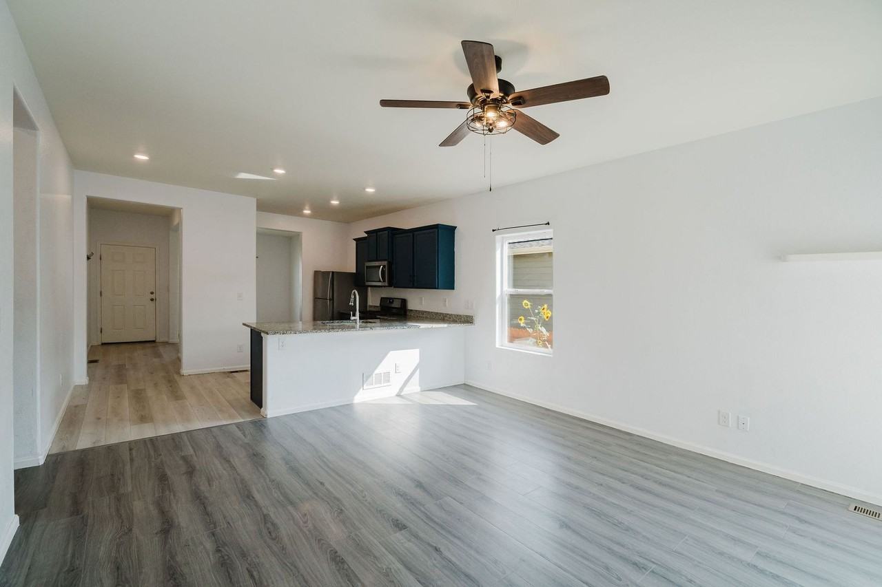 526 Porter Ave - Photo 5 of 26