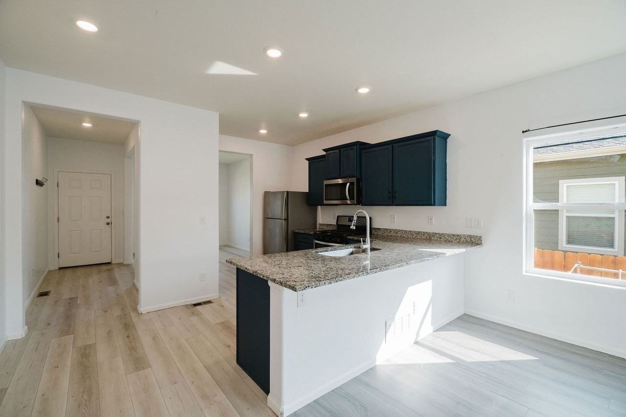 526 Porter Ave - Photo 6 of 26