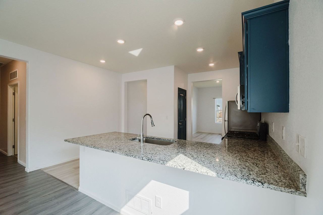 526 Porter Ave - Photo 7 of 26