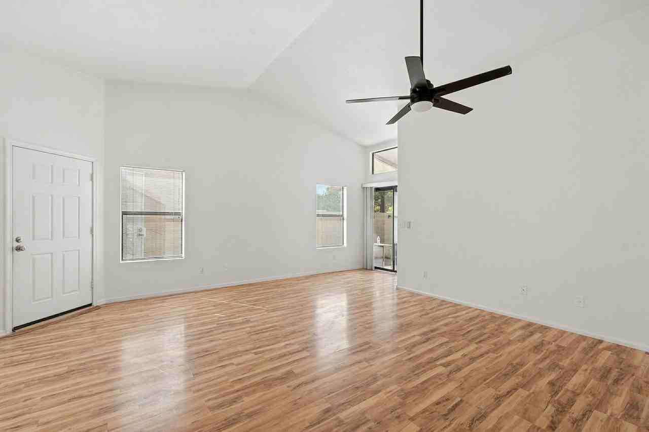 766 E Rosemonte Dr - Photo 3 of 37