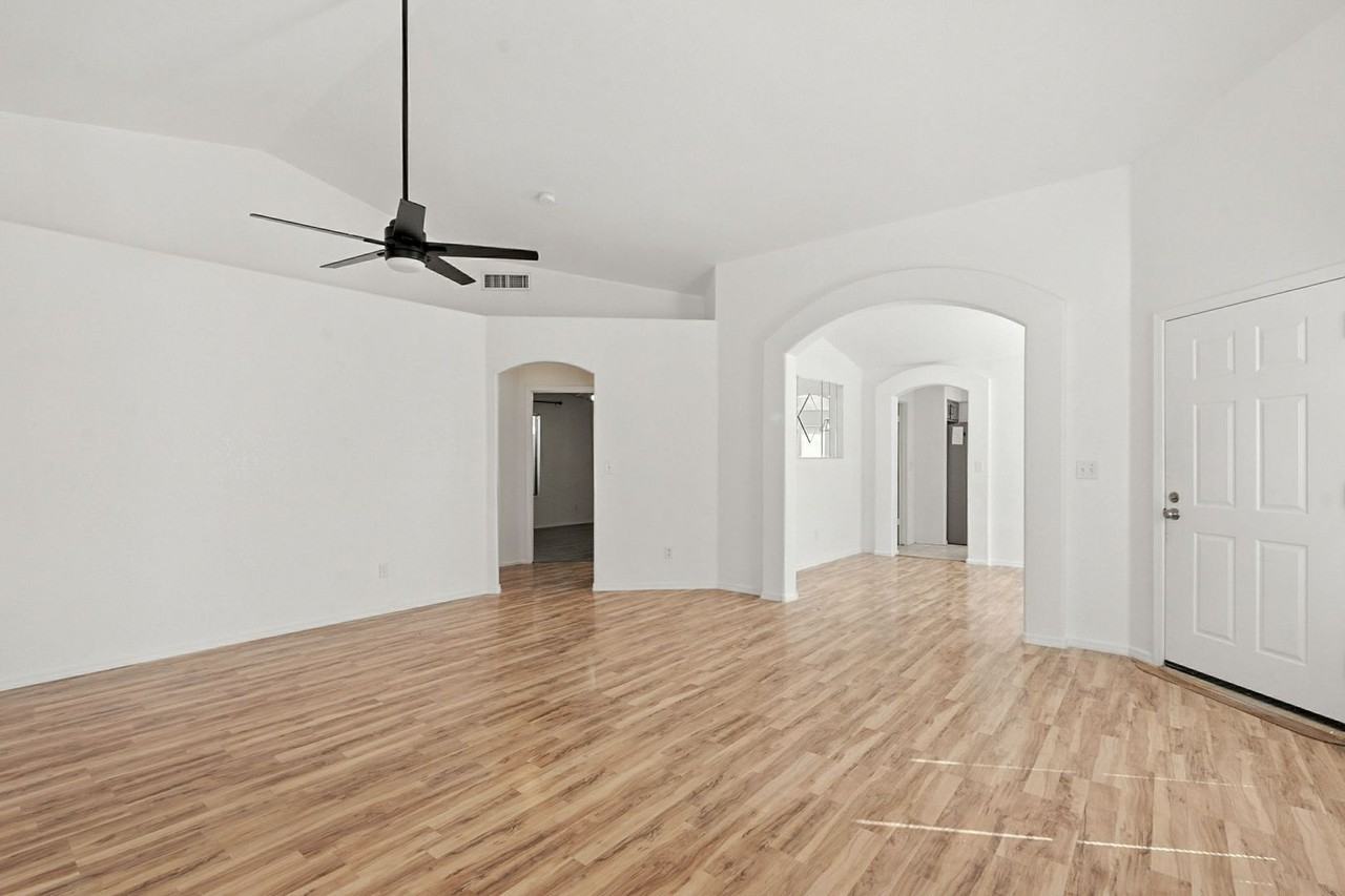 766 E Rosemonte Dr - Photo 4 of 37