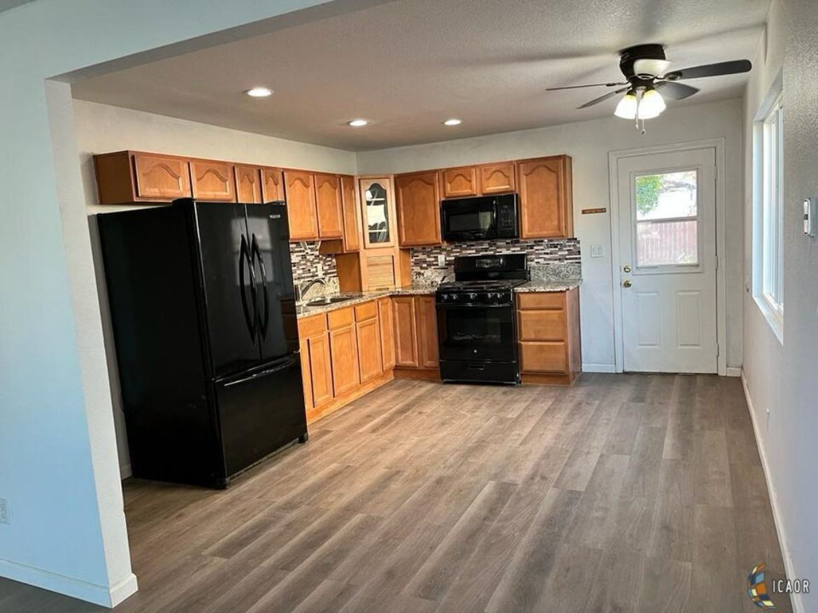 621 Maple Ave - Photo 3 of 9