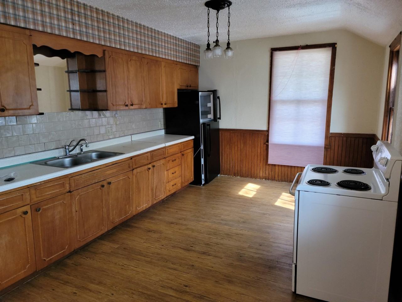 1633 Illinois Ave - Photo 2 of 21