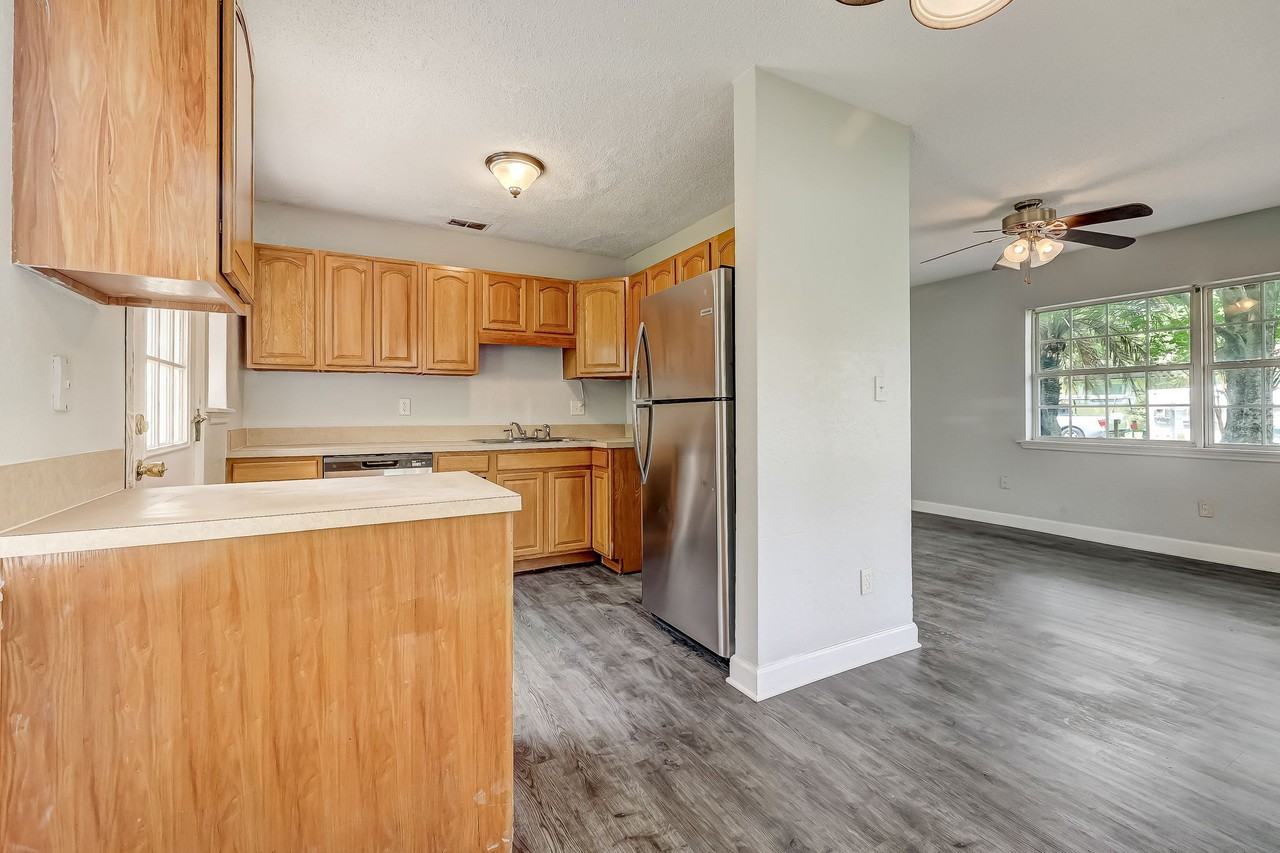 979 Mikael Ave - Photo 7 of 15