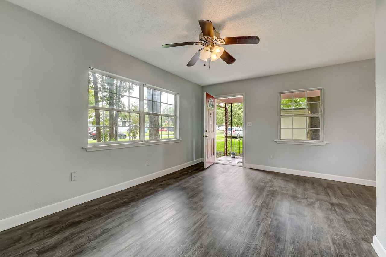 979 Mikael Ave - Photo 2 of 15