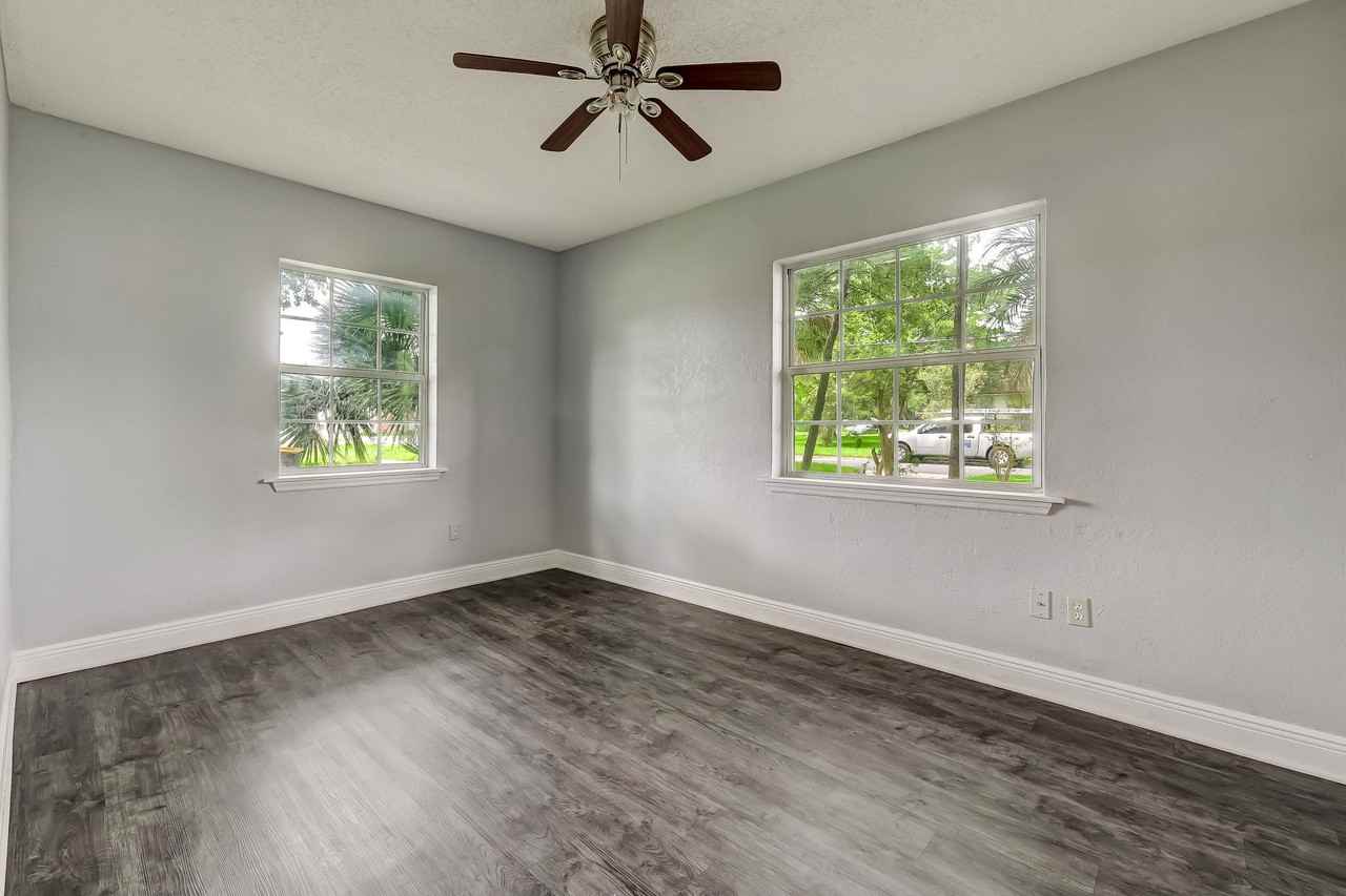 979 Mikael Ave - Photo 2 of 15